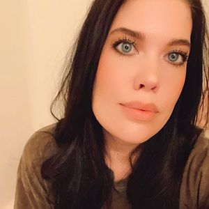 Meet your Posher, Caitlin